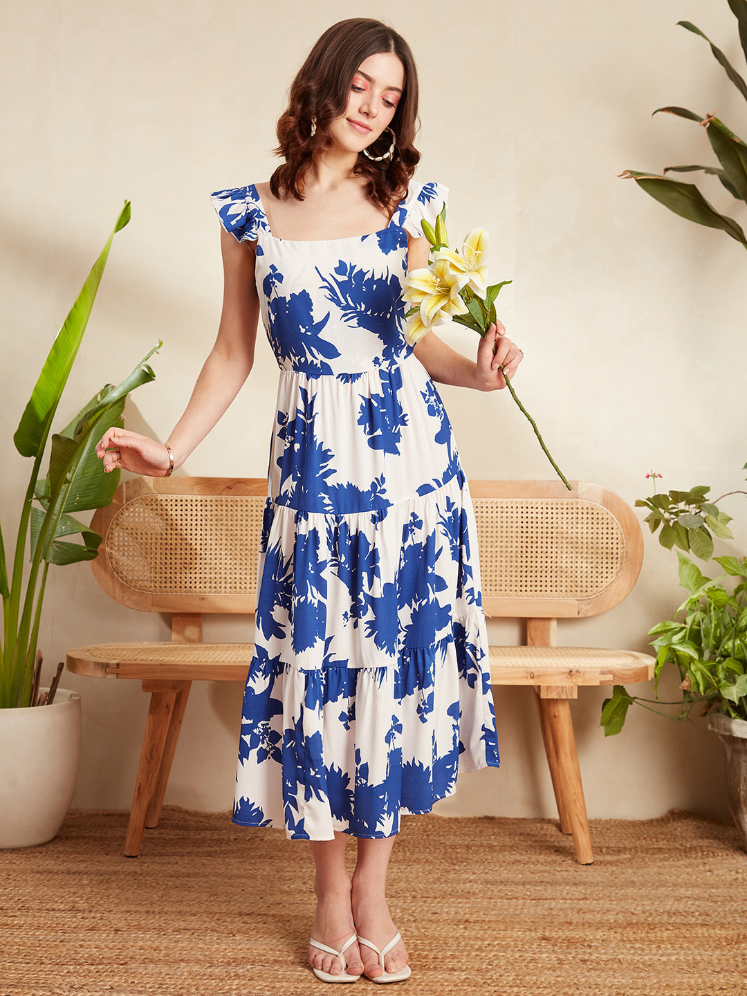 Berrylush Women Blue Floral Printed Square Neck Maxi Dress