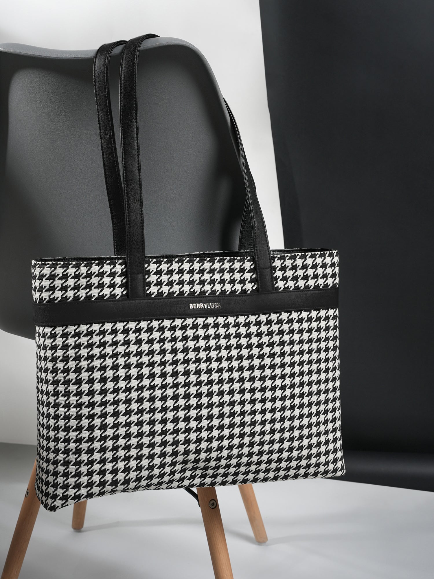 Berrylush Women Black & White Geometric Printed Polyester Zipper-Up Two-Handle Tote Bag