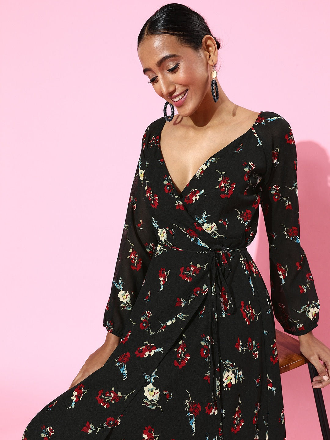 Berrylush Women Black Floral Printed V-Neck Maxi Dress